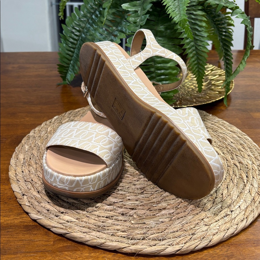 Naturalizer Beige Patterned Sandals - image 4